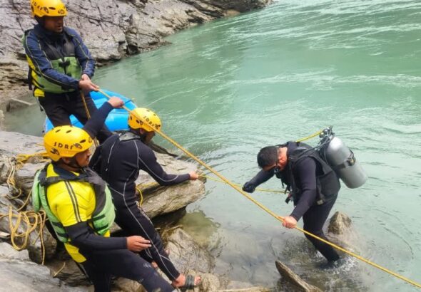 उत्तराखंड हादसा: तीनधारा के पास अनियंत्रित वाहन नदी में गिरा