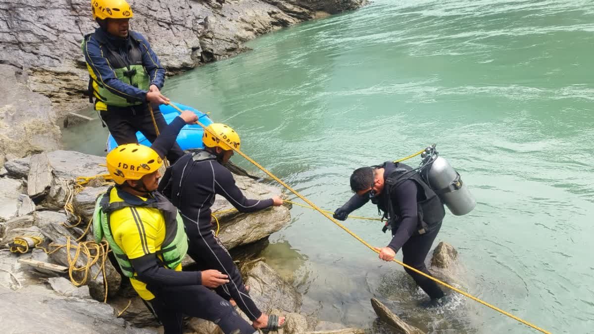 उत्तराखंड हादसा: तीनधारा के पास अनियंत्रित वाहन नदी में गिरा