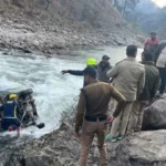 देहरादून: टोंस नदी में पिकअप गिरा, चालक लापता