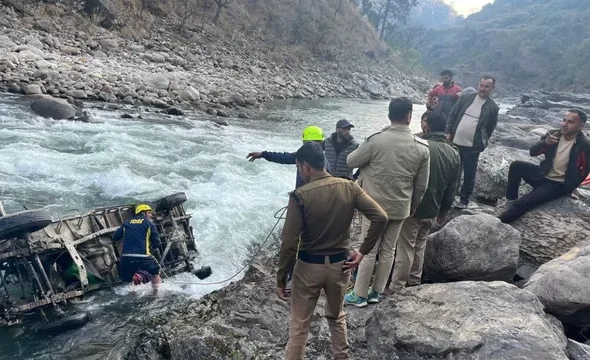 देहरादून: टोंस नदी में पिकअप गिरा, चालक लापता