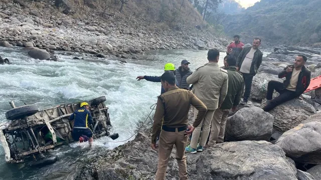 देहरादून: टोंस नदी में पिकअप गिरा, चालक लापता