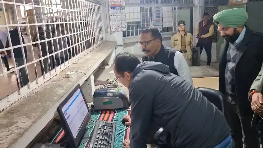 ब्रेकिंग न्यूज़: हल्द्वानी RTO ऑफिस में DM का ताबड़तोड़ छापा, मचा हड़कंप — कई दलाल फरार, भ्रष्टाचारियों पर गिरी गाज!