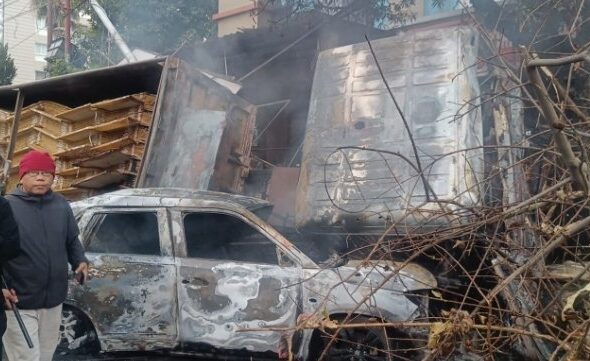 देहरादून: मोहब्बेवाला चौक पर ट्रक कार पर पलटा, दोनों में लगी आग