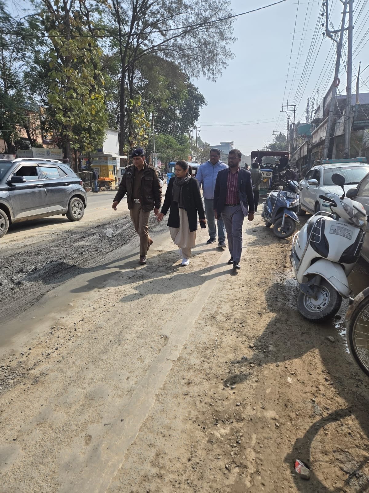 जिला प्रशासन का एक्शन; रोड़ कटिंग शर्तों का उल्लंघन; यूपीसीएल की अनुमति निरस्त