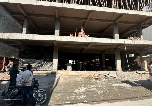 प्राधिकरण क्षेत्रान्तर्गत विभिन्न क्षेत्रों में अवैध बहुमंजिला निर्माणों पर प्राधिकरण की सख़्त कार्रवाई