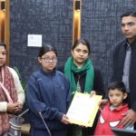 सीएम निर्देश पर जिला प्रशासन का बड़ा कदम: विधवा शांति राणा की बेटी अंशिका की कक्षा 12 तक की फीस जमा