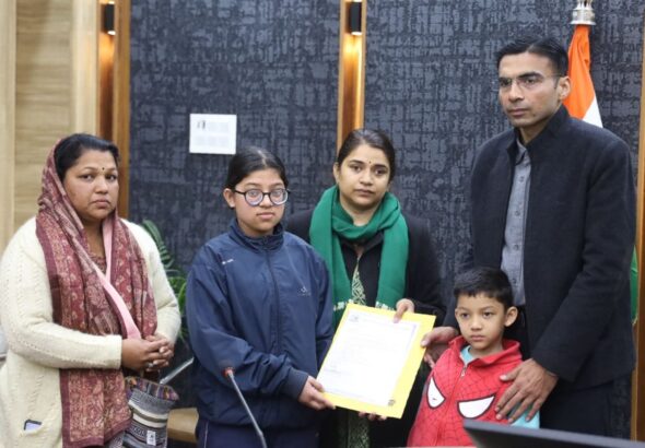 सीएम निर्देश पर जिला प्रशासन का बड़ा कदम: विधवा शांति राणा की बेटी अंशिका की कक्षा 12 तक की फीस जमा