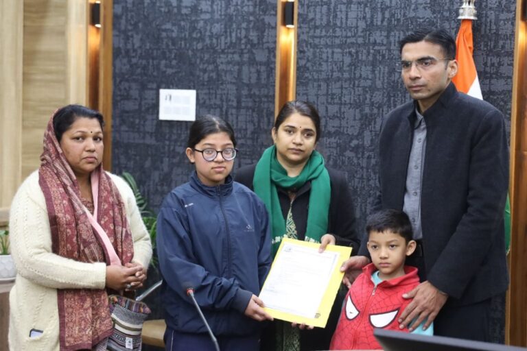 सीएम निर्देश पर जिला प्रशासन का बड़ा कदम: विधवा शांति राणा की बेटी अंशिका की कक्षा 12 तक की फीस जमा