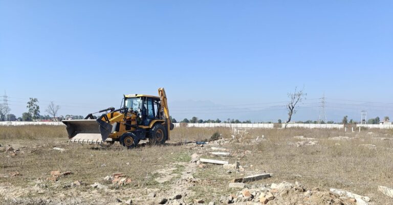 मसूरी–देहरादून विकास प्राधिकरण की सख्ती, 125 बीघा भूमि पर की जा रही अवैध प्लॉटिंग पर चला एमडीडीए का बुलडोजर