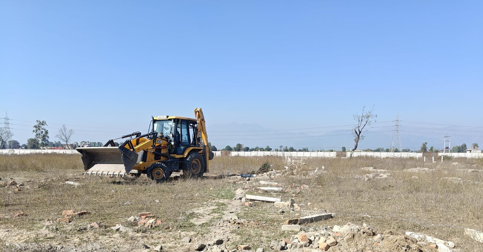 मसूरी–देहरादून विकास प्राधिकरण की सख्ती, 125 बीघा भूमि पर की जा रही अवैध प्लॉटिंग पर चला एमडीडीए का बुलडोजर