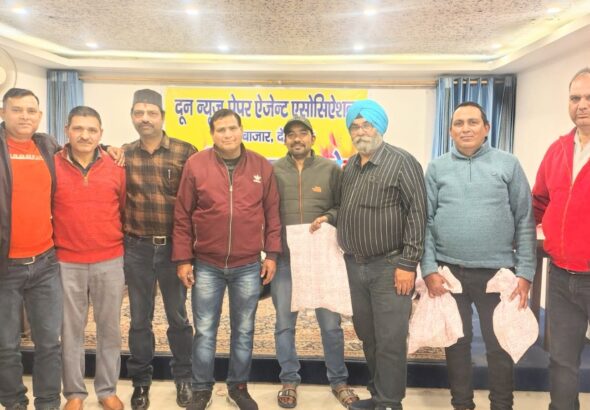 दून न्यूज पेपर एजेंट एसोसिएशन पलटन बाजार ने मनाया होली मिलन समारोह।