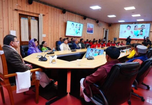 मन की बात: CM धामी ने स्कूली बच्चों संग सुना पीएम मोदी का 131वां एपिसोड