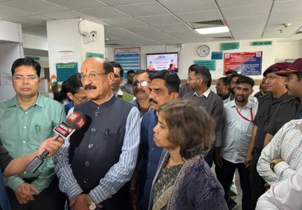 दून अस्पताल पहुंचे मंत्री सुबोध उनियाल, व्यवस्थाओं का लिया जायजा