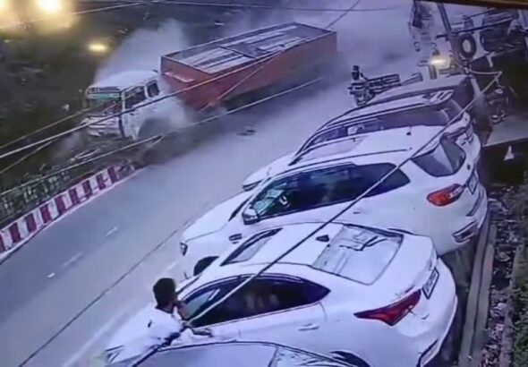 देहरादून में बड़ा हादसा: टायर फटते ही पलटा मार्बल से भरा ट्रक, स्कूटी सवार युवती घायल