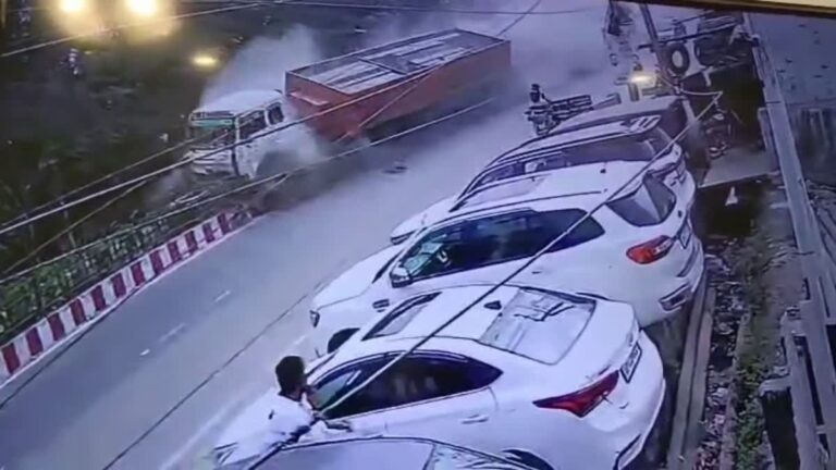 देहरादून में बड़ा हादसा: टायर फटते ही पलटा मार्बल से भरा ट्रक, स्कूटी सवार युवती घायल