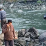 लोहाघाट में बड़ा हादसा: 100 मीटर खाई में गिरी कार, एक युवक गंभीर