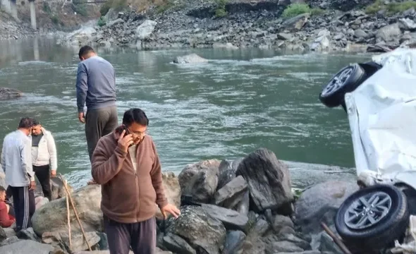 लोहाघाट में बड़ा हादसा: 100 मीटर खाई में गिरी कार, एक युवक गंभीर