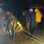 मसूरी हादसा: हाथीपांव के पास कार खाई में गिरी, दो सुरक्षित, तीसरा युवक फंसा