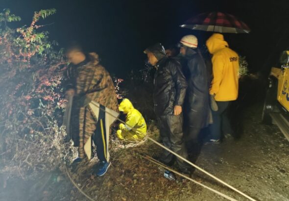 मसूरी हादसा: हाथीपांव के पास कार खाई में गिरी, दो सुरक्षित, तीसरा युवक फंसा