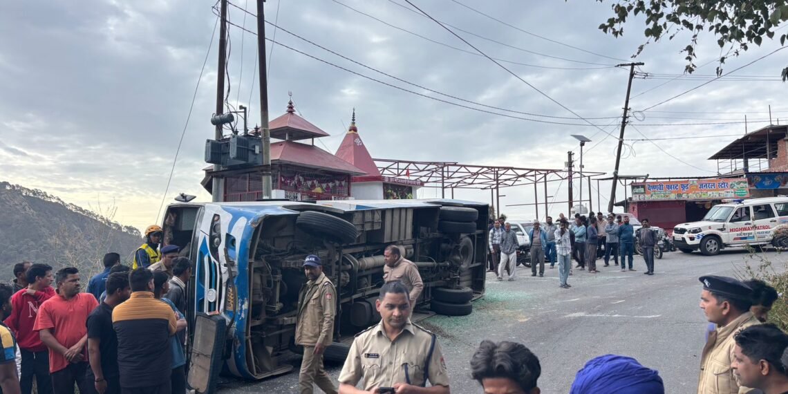 भवाली रोड पर बड़ा हादसा: यात्रियों से भरी बस पलटी, 1 की मौत, कई घायल