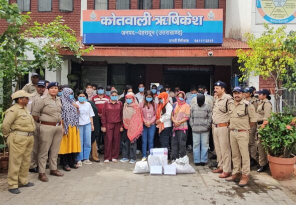 ऋषिकेश में होटल पर रेड: 40 जुआरी गिरफ्तार, लाखों की बरामदगी