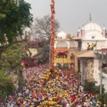 देहरादून में ऐतिहासिक झंडा मेला शुरू: 94 फीट ऊंचे झंडेजी के आरोहण से गूंजा दरबार साहिब