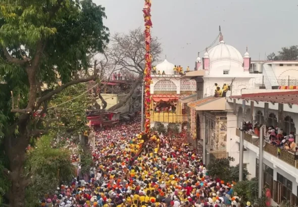 देहरादून में ऐतिहासिक झंडा मेला शुरू: 94 फीट ऊंचे झंडेजी के आरोहण से गूंजा दरबार साहिब