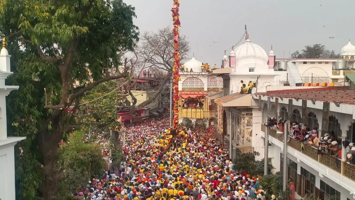 देहरादून में ऐतिहासिक झंडा मेला शुरू: 94 फीट ऊंचे झंडेजी के आरोहण से गूंजा दरबार साहिब