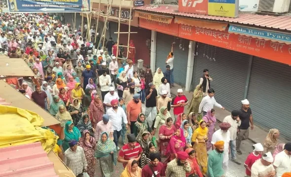 देहरादून में झंडेजी मेले की नगर परिक्रमा, संगत पर हुई फूलों की बारिश