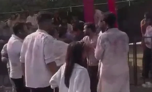 देहरादून में होली के दौरान बवाल: सिर पर बोतल फोड़ी, युवतियों से अभद्रता