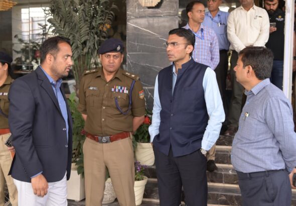 गृहमंत्री के दौरे से पहले देहरादून प्रशासन अलर्ट, डीएम सविन बंसल ने एसएसपी संग व्यवस्थाओं का किया स्थलीय निरीक्षण