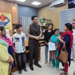 08 साल से लापता पति, 5 बच्चों का बोझ: मीना ठाकुर को जिला प्रशासन से 1 लाख की मदद