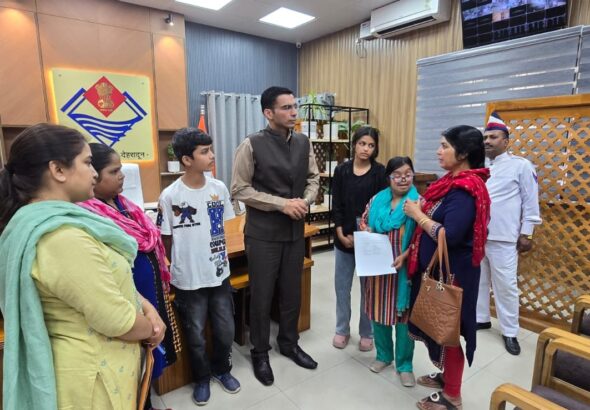 08 साल से लापता पति, 5 बच्चों का बोझ: मीना ठाकुर को जिला प्रशासन से 1 लाख की मदद