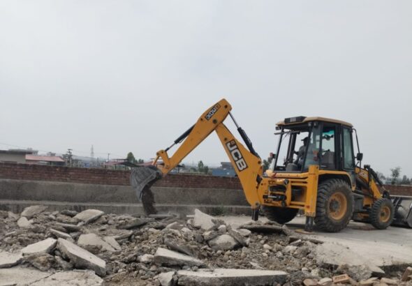 गणेशपुर में 30 बीघा की अवैध प्लॉटिंग पर चला एमडीडीए का बुलडोजर, जेसीबी से ध्वस्तीकरण की कार्रवाई