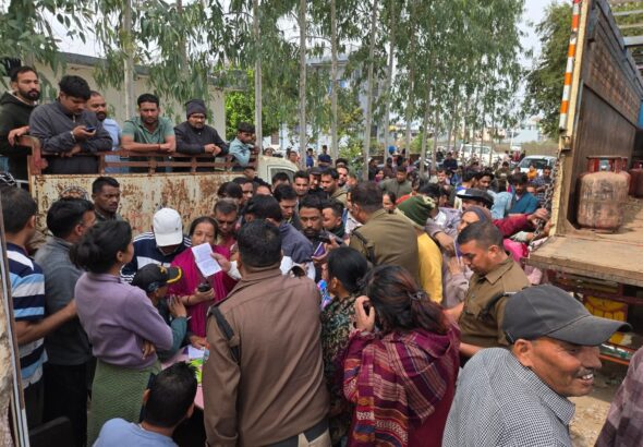 जिला प्रशासन के आदेशों की अहवेलना; गैस एजेंसी के सिलेंडर जब्त, मुकदमा दर्ज