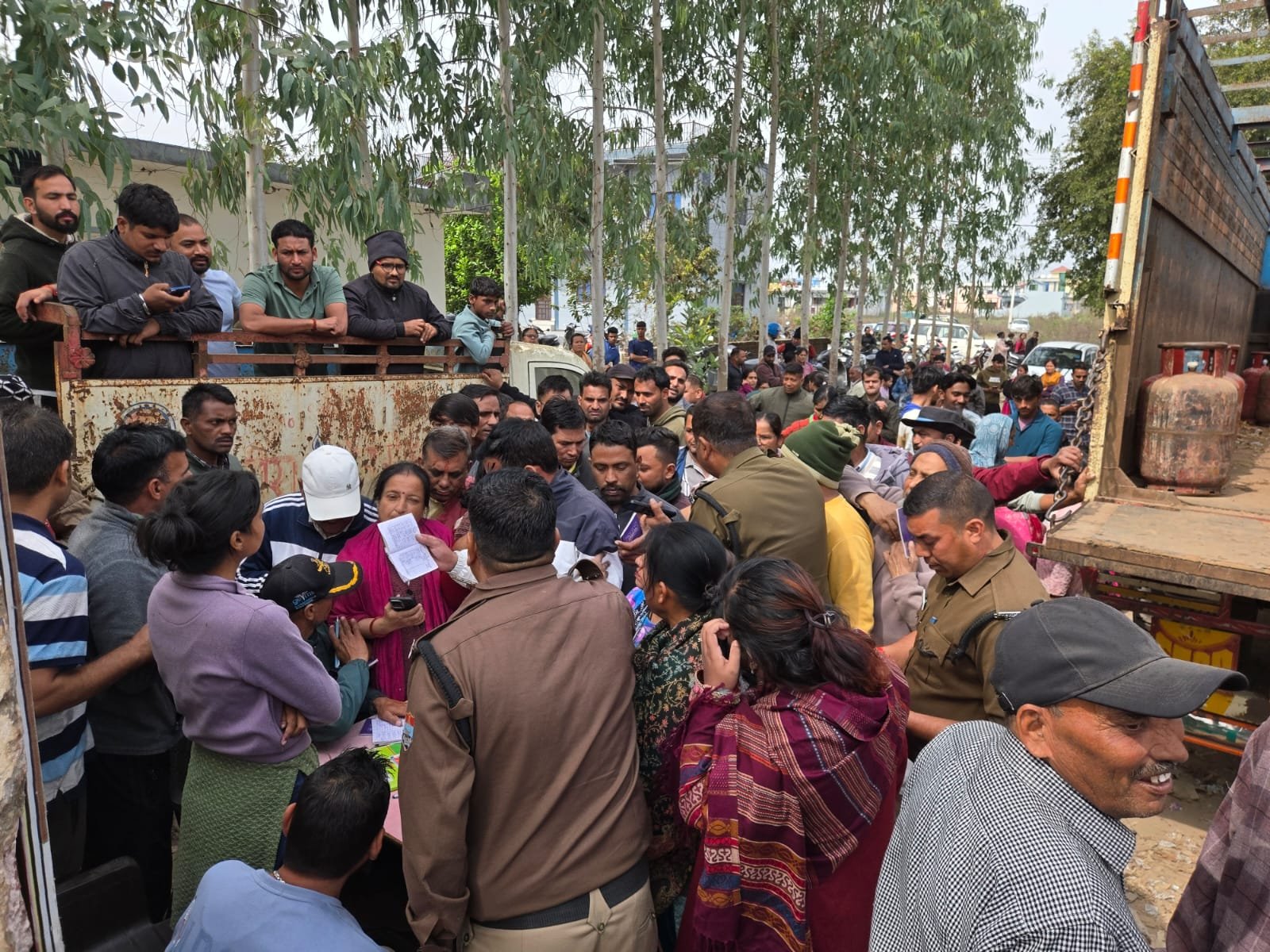 जिला प्रशासन के आदेशों की अहवेलना; गैस एजेंसी के सिलेंडर जब्त, मुकदमा दर्ज