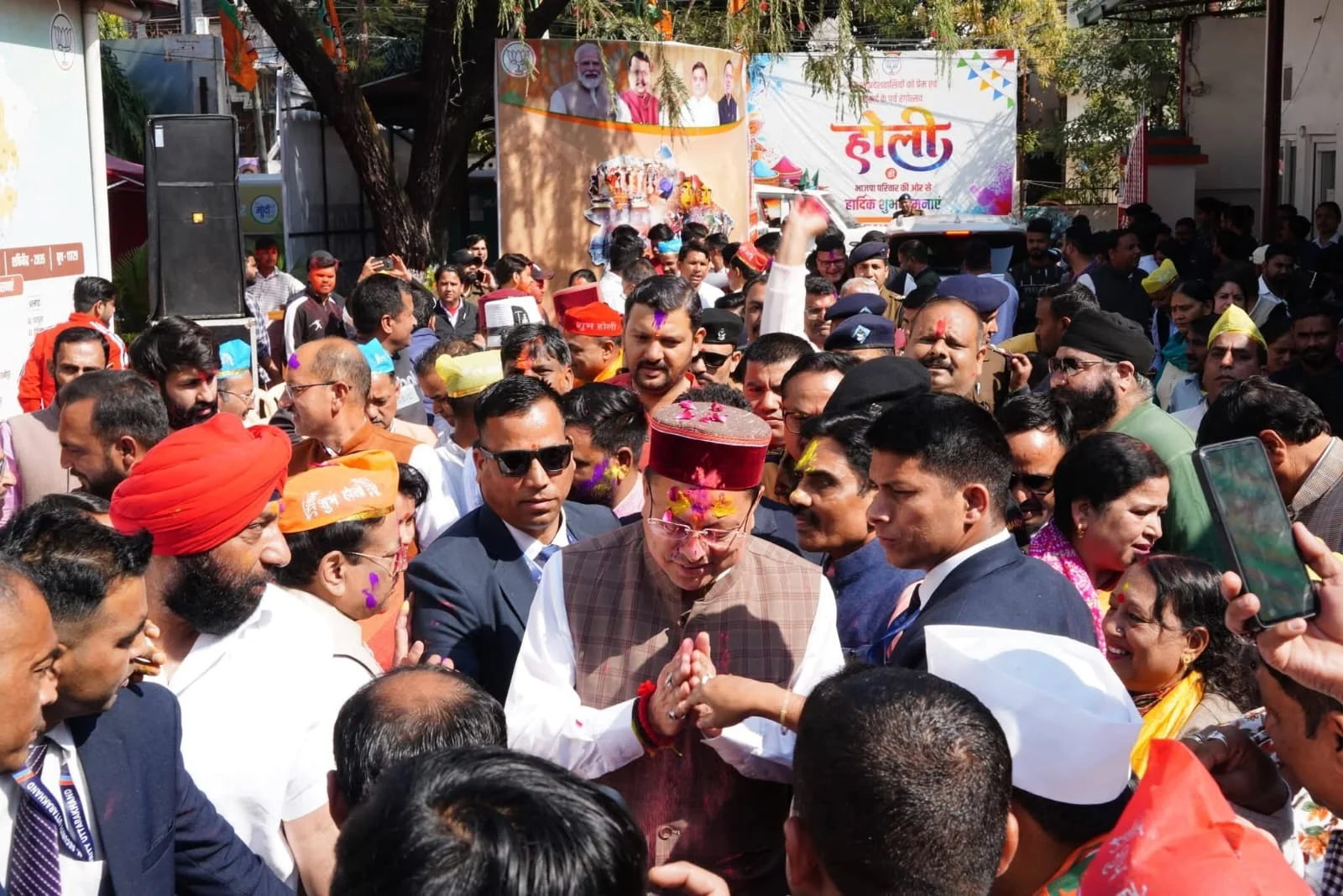 मुख्यमंत्री पुष्कर सिंह धामी की मौजूदगी में प्रदेश कार्यालय में धूमधाम से मनाया गया होली मिलन समारोह