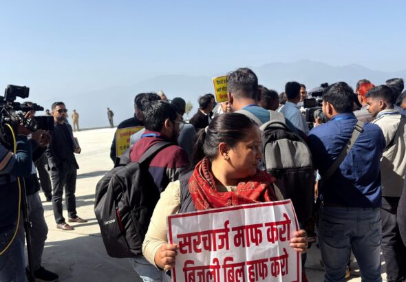 गैरसैंण बजट सत्र शुरू होते ही हंगामा, कांग्रेस विधायकों का विधानसभा के बाहर प्रदर्शन