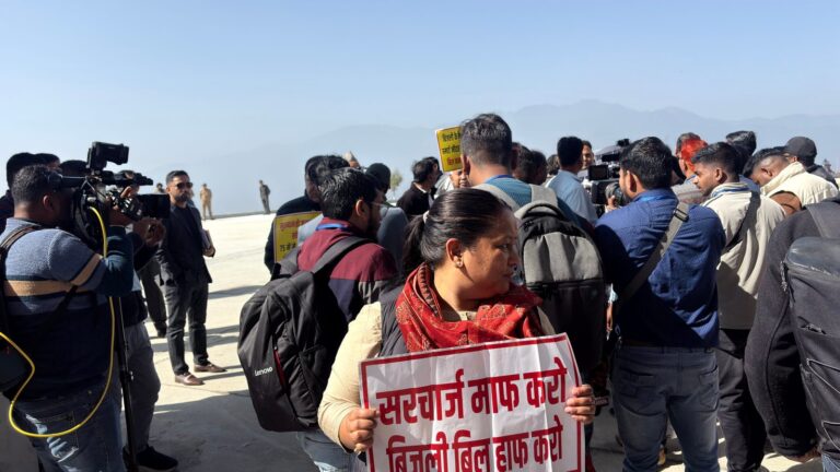 गैरसैंण बजट सत्र शुरू होते ही हंगामा, कांग्रेस विधायकों का विधानसभा के बाहर प्रदर्शन