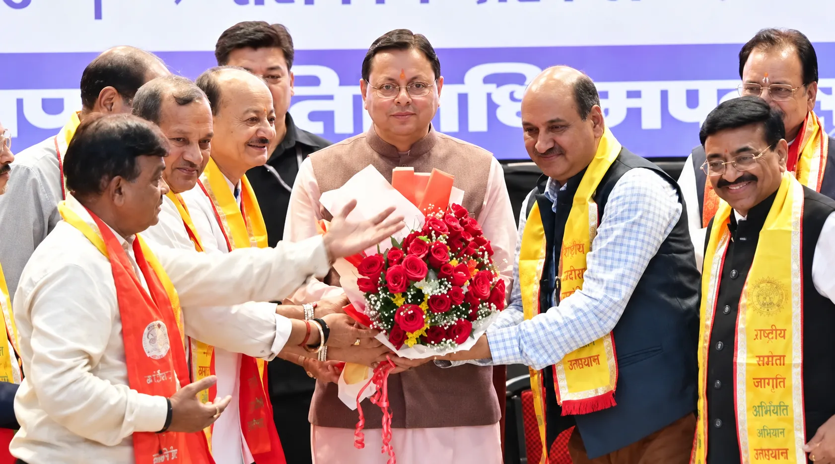 Ceremonial-Bouquet-Presentation-on-Stage